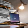 documente langa un laptop