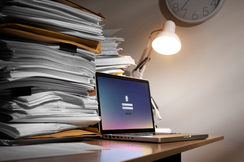 documente langa un laptop
