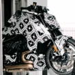 motocicleta naked camuflata pe linia de productie