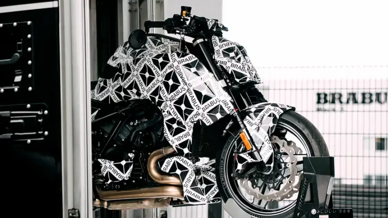 motocicleta naked camuflata pe linia de productie