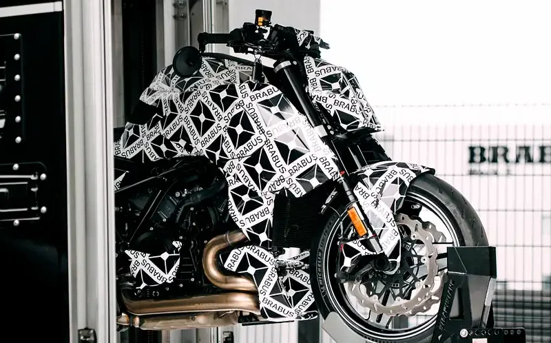 motocicleta naked camuflata pe linia de productie