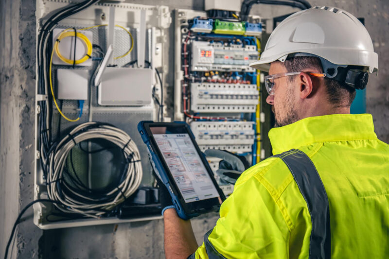 un tehnician verifica un sistem electric