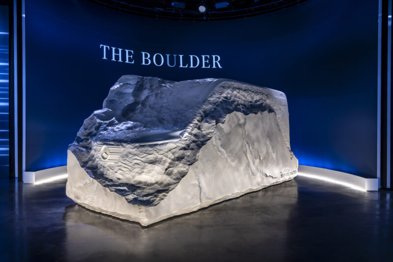 un bolovan sculptat sub forma unei dube