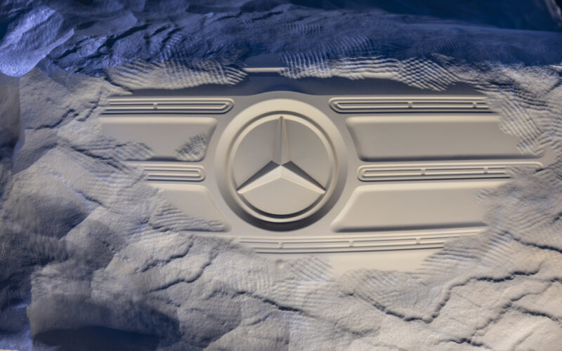 emblema Mercedes sculptată în piatră
