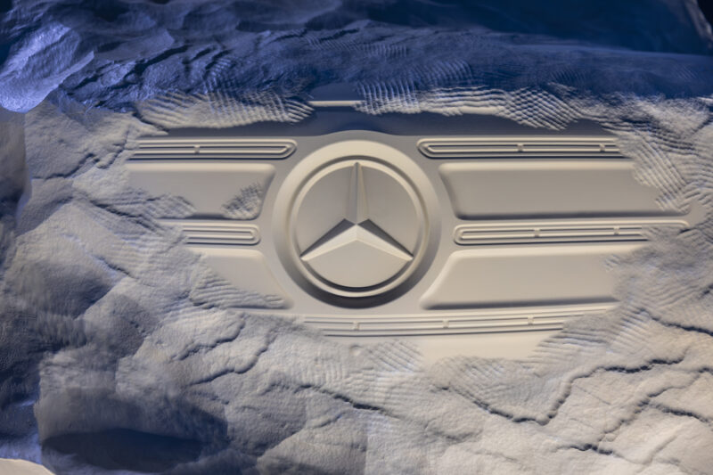 emblema Mercedes sculptată în piatră