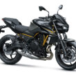 motocicletena naked de culoare neagra cu accente portocalii pe fundal alb
