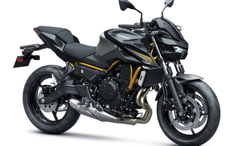 motocicletena naked de culoare neagra cu accente portocalii pe fundal alb