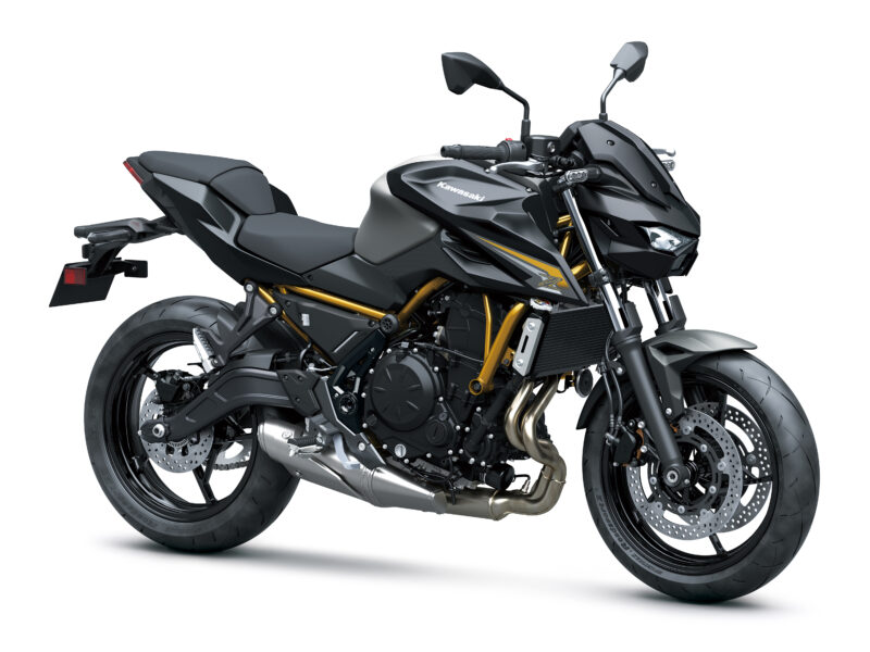 motocicletena naked de culoare neagra cu accente portocalii pe fundal alb