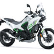 motocicleta adventure de culoare alba