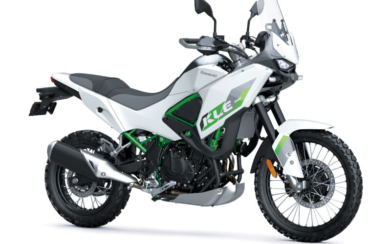 motocicleta adventure de culoare alba
