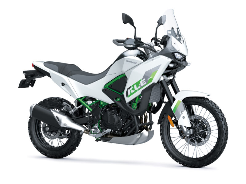 motocicleta adventure de culoare alba