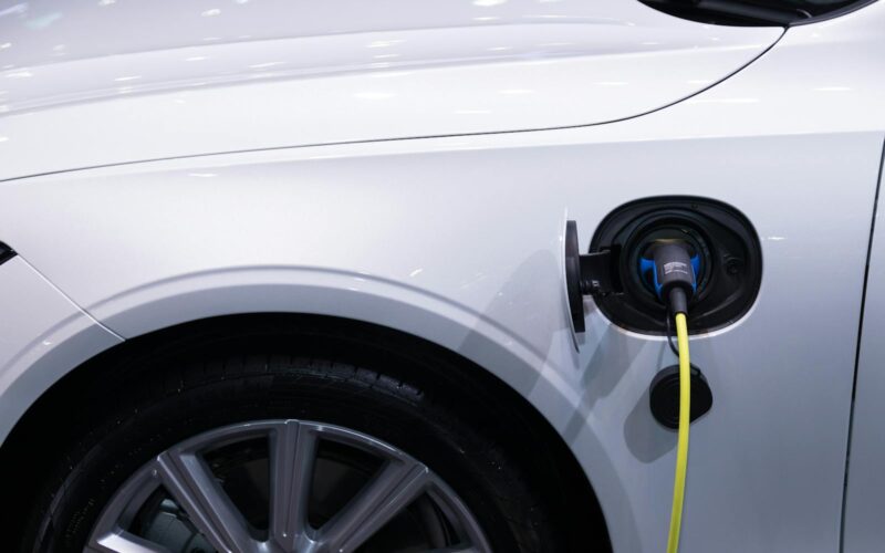 Vehiculele hibride plug-in poluează aproape la fel de mult ca mașinile pe benzină, potrivit unui studiu