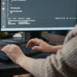 un dezvoltator software lucreaza la pc