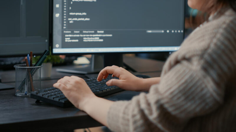 un dezvoltator software lucreaza la pc