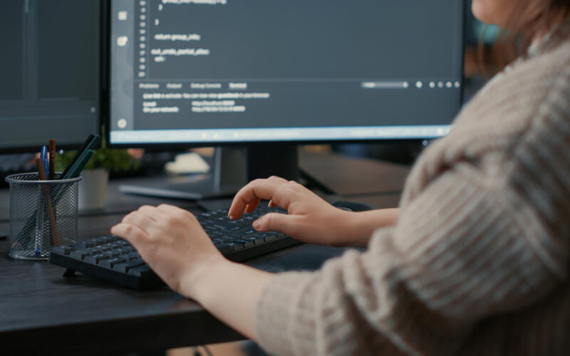 un dezvoltator software lucreaza la pc