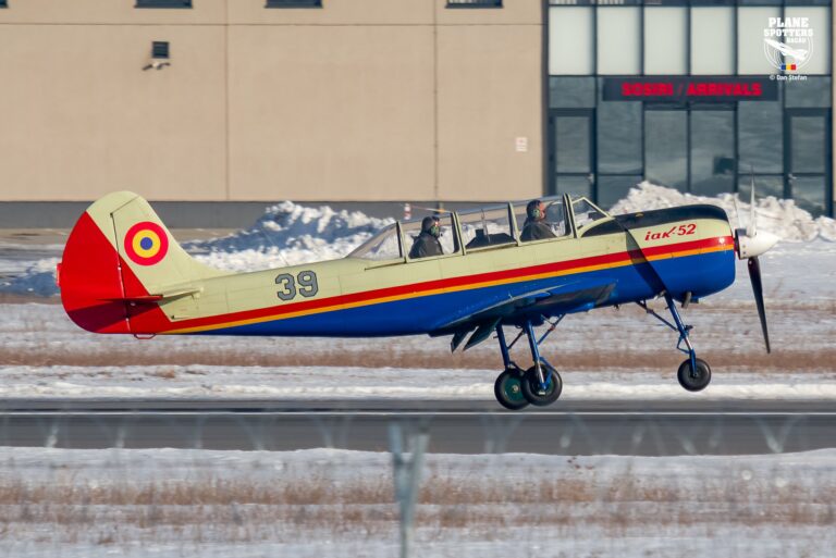 avion iak-52 la aerostar bacau