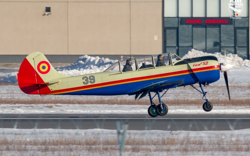 avion iak-52 la aerostar bacau
