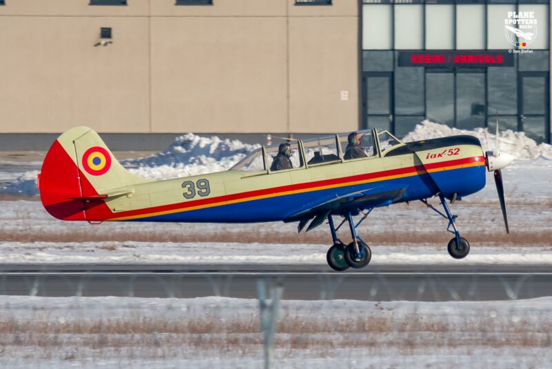 avion iak-52 la aerostar bacau