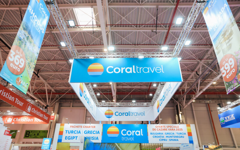 agentia coral travel la un targ de turism
