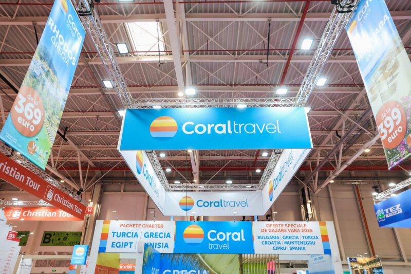 agentia coral travel la un targ de turism