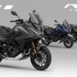 trei motociclete pe un fundal gri