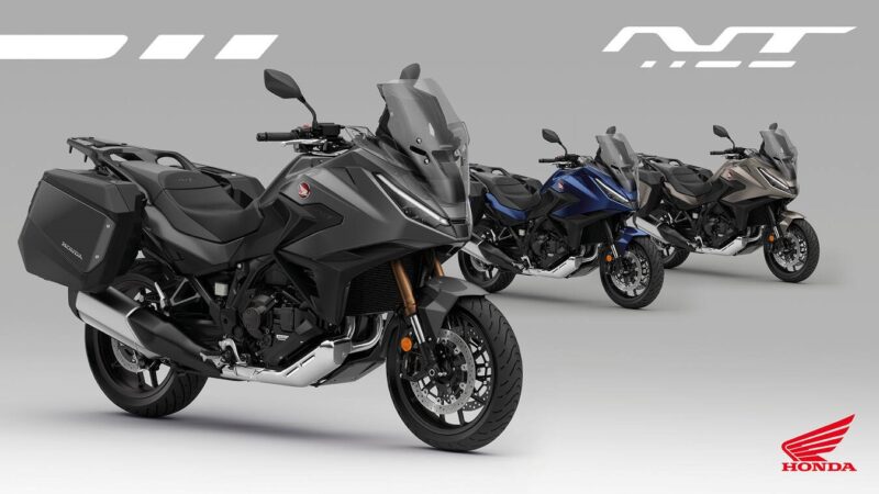 trei motociclete pe un fundal gri