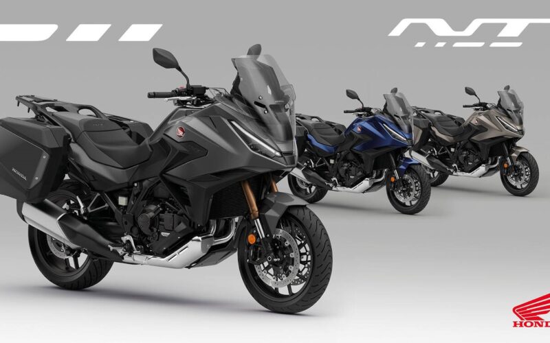 trei motociclete pe un fundal gri