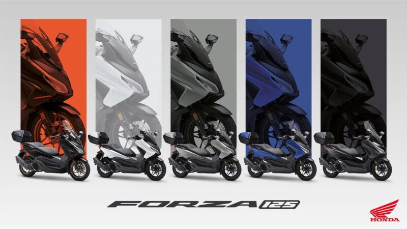 scutere cu fundal colorat in spate