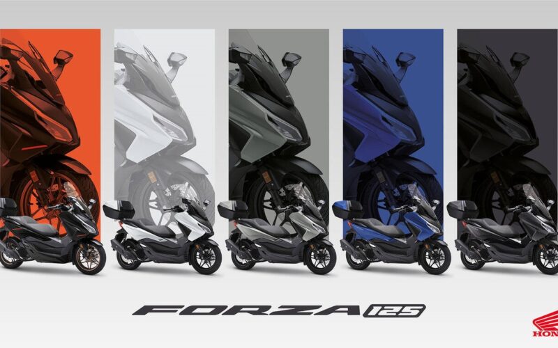 scutere cu fundal colorat in spate