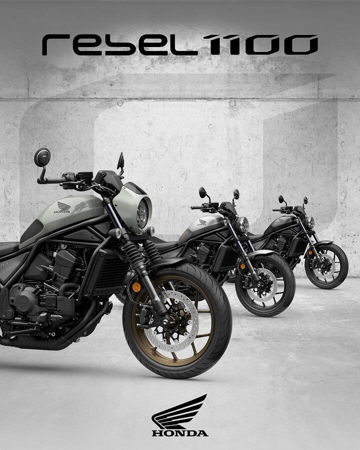 trei motociclete cruisere pe un fudal gri