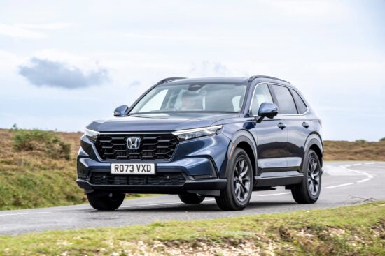 Honda CR-V pe un drum