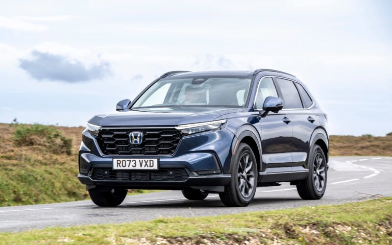 Honda CR-V pe un drum