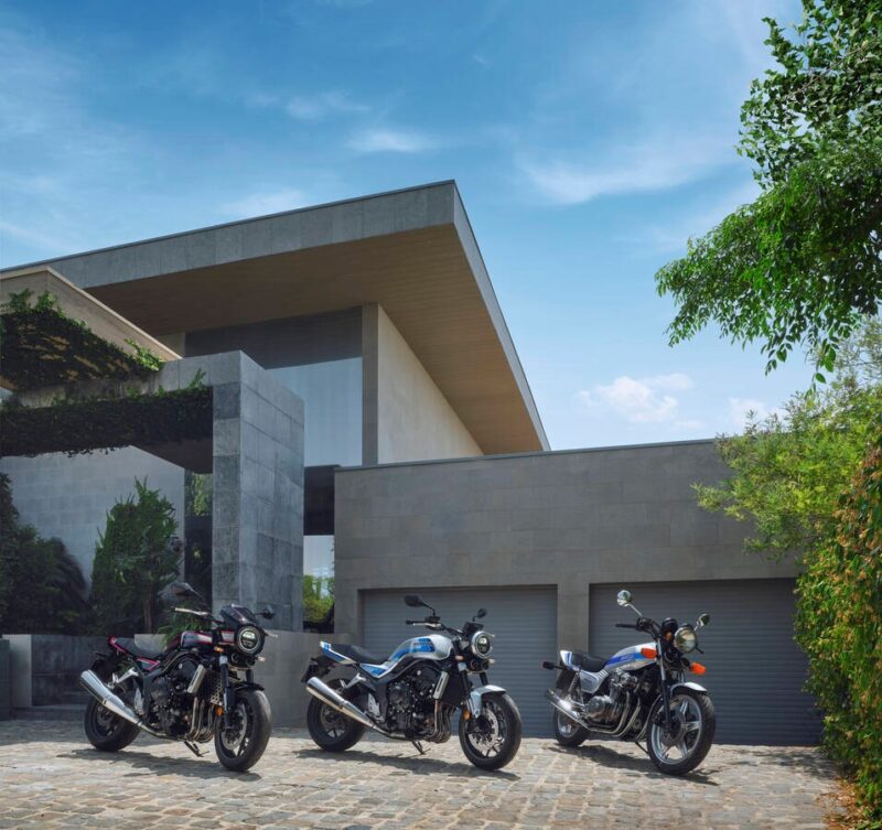trei motociclete retro fotografiate in fata unei case moderne