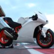 motocicleta alba de circuit fotografiata la bozele unui circuit moto