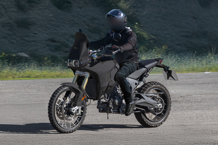 motocicleta ducati adventuure neagra pe sosela lanaga o padure
