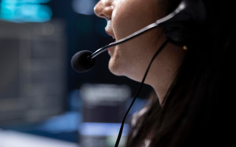 o femeie cu o casca intr-un call center