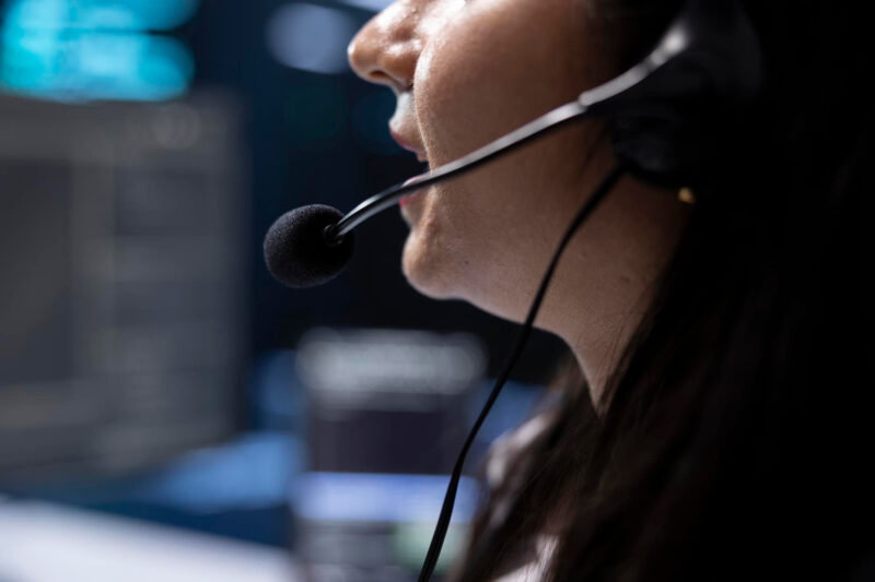 o femeie cu o casca intr-un call center