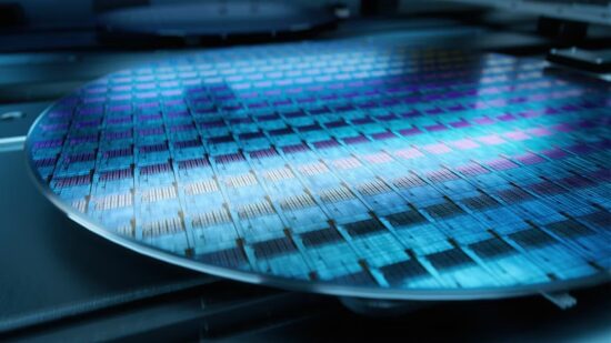 AMD în discuții preliminare pentru fabricarea de cipuri la Intel Foundry