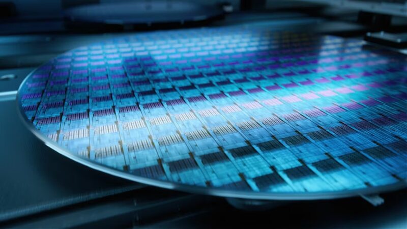 AMD în discuții preliminare pentru fabricarea de cipuri la Intel Foundry