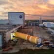 Modul al rachetei SLS transportat ]ntr-un hangar NASA