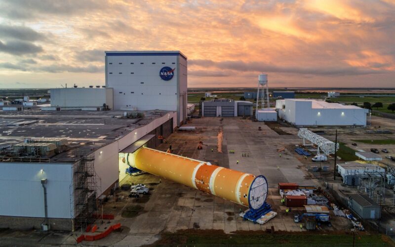 Modul al rachetei SLS transportat ]ntr-un hangar NASA