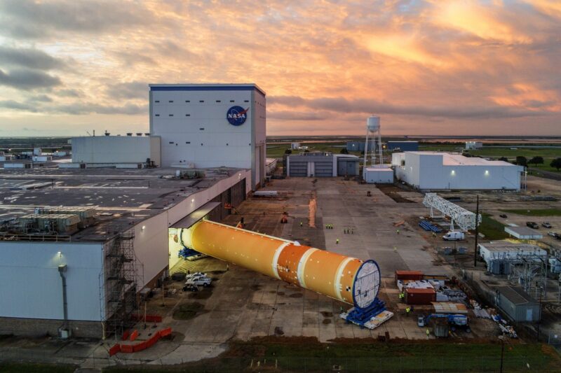 Modul al rachetei SLS transportat ]ntr-un hangar NASA