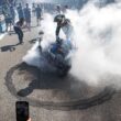 motocicleta face burn out pe circuit in fata multimii