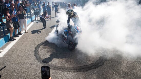 motocicleta face burn out pe circuit in fata multimii