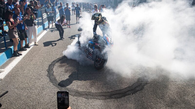motocicleta face burn out pe circuit in fata multimii