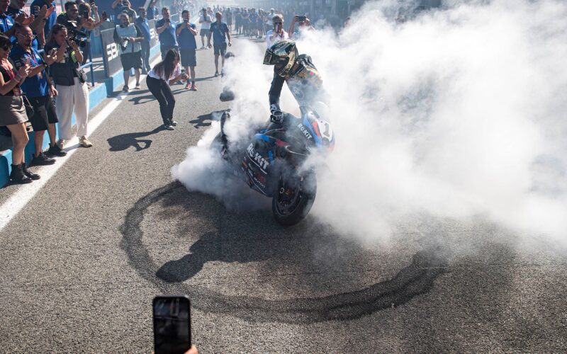 motocicleta face burn out pe circuit in fata multimii