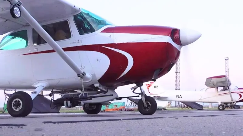 avion Cessna civil echipat cu mitraliere