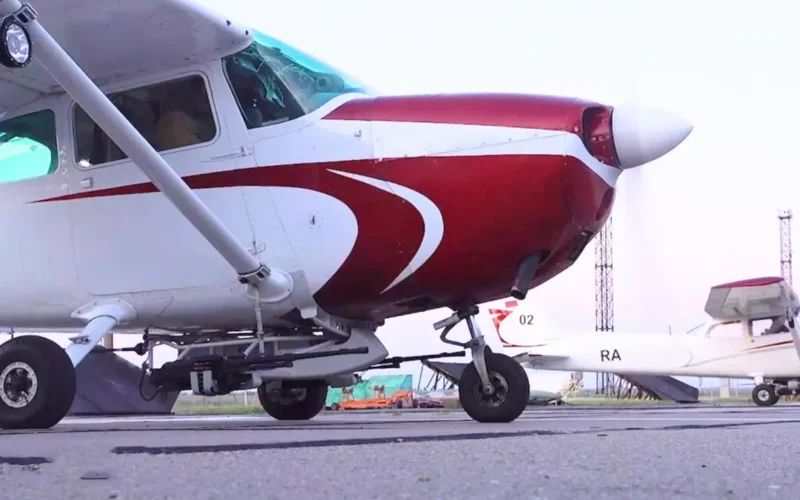 avion Cessna civil echipat cu mitraliere