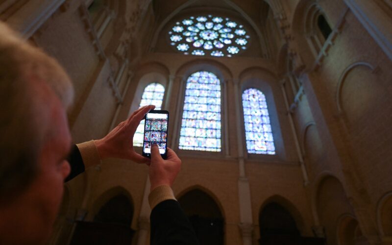 Vitraliile catedralei din Chartres analizate cu ajutorul AI