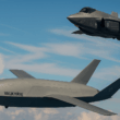 un avion de lupta si o drona militara zburand impreuna